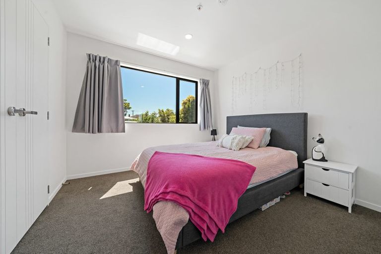 Photo of property in 17 Waru Lane, Te Atatu Peninsula, Auckland, 0610