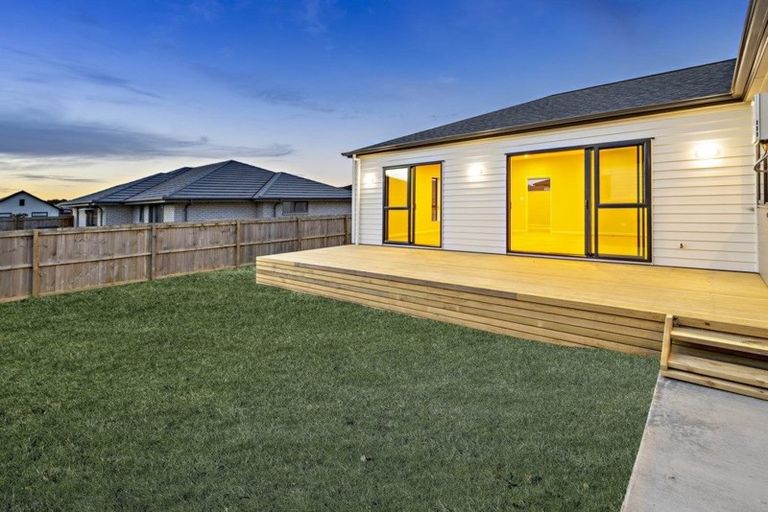 Photo of property in 12 Twin Parks Rise, Papakura, 2110