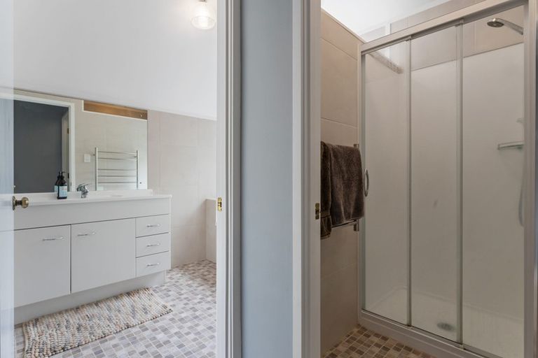 Photo of property in 25 Homewood Place, Chatswood, Auckland, 0626