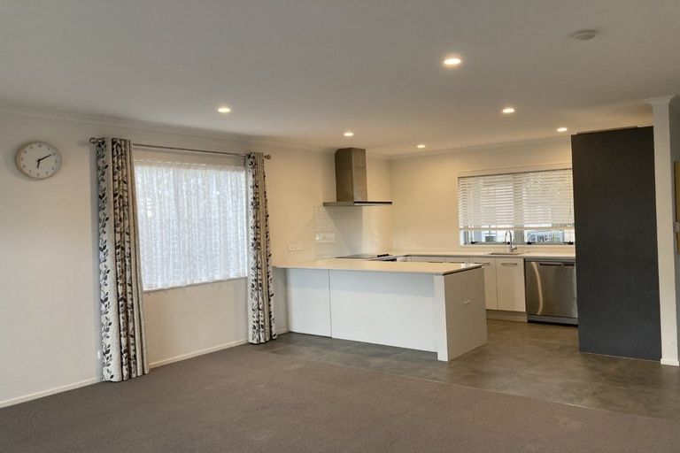 Photo of property in 37 Mettam Drive, Swanson, Auckland, 0614