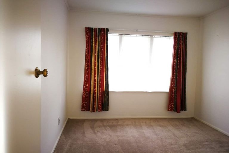 Photo of property in 100 Gossamer Drive, Pakuranga Heights, Auckland, 2010