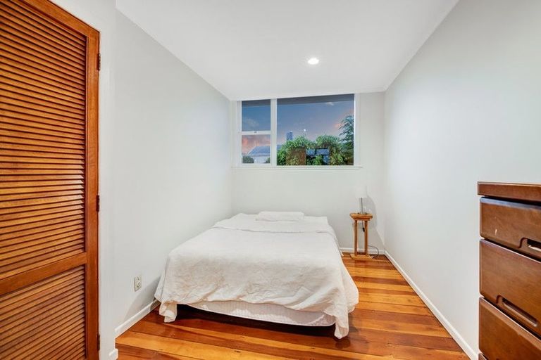 Photo of property in 42 Rawene Road, Birkenhead, Auckland, 0626