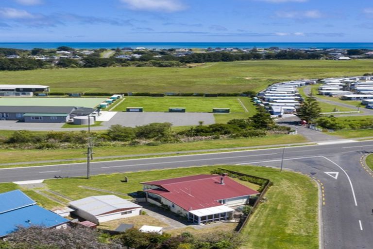 Photo of property in 19 Nash Parade, Foxton Beach, Foxton, 4815
