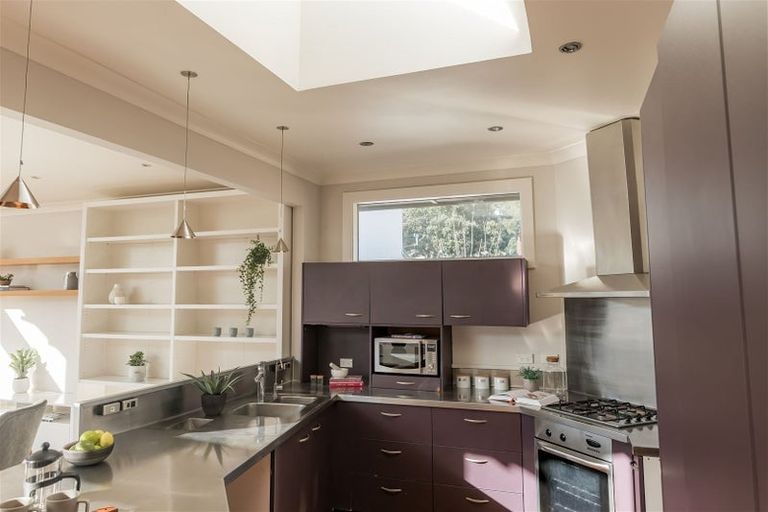 Photo of property in 35 Pukatea Street, Eastbourne, Lower Hutt, 5013