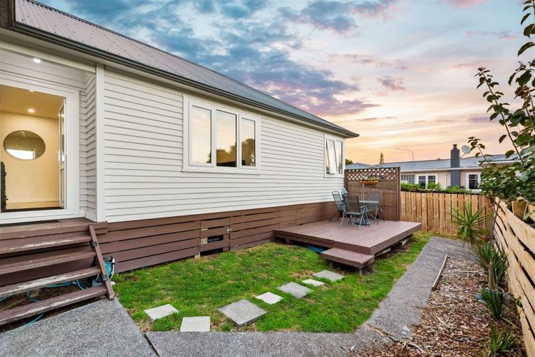 Photo of property in 1/132 Edmonton Road, Te Atatu South, Auckland, 0610