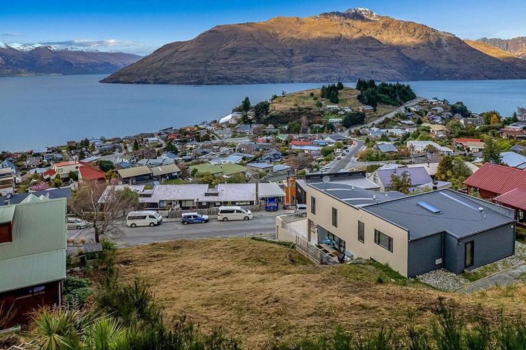Photo of property in 9 Caples Place, Fernhill, Queenstown, 9300
