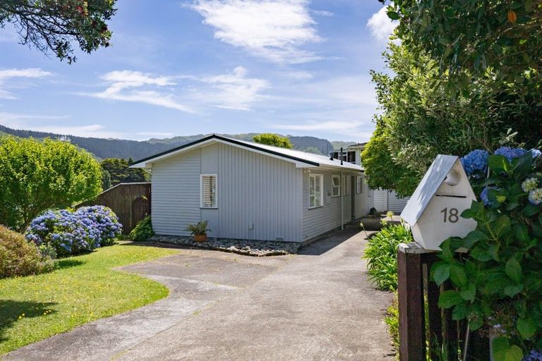 Photo of property in 18 Florio Terrace, Tawa, Wellington, 5028