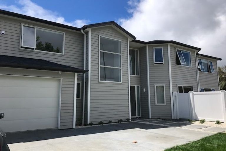 Photo of property in 1a Harrowglen Drive, Northcross, Auckland, 0632