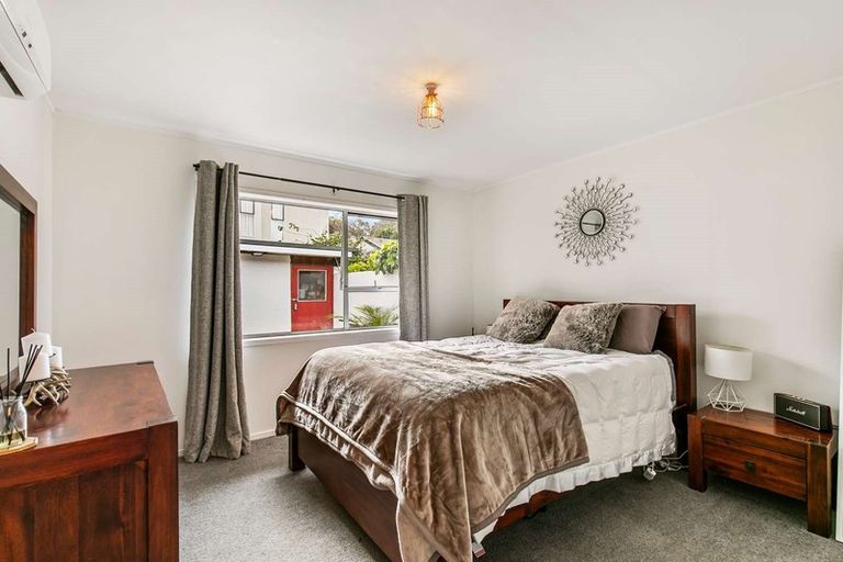 Photo of property in 1/27 Mannering Place, Hillcrest, Auckland, 0627