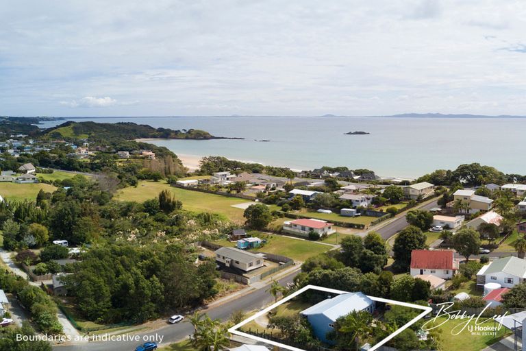 Photo of property in 10 Paradise Road, Coopers Beach, 0420