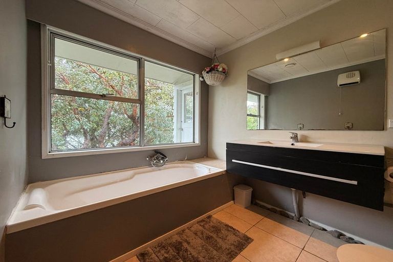 Photo of property in 4 Peach Tree Grove, Maungaraki, Lower Hutt, 5010