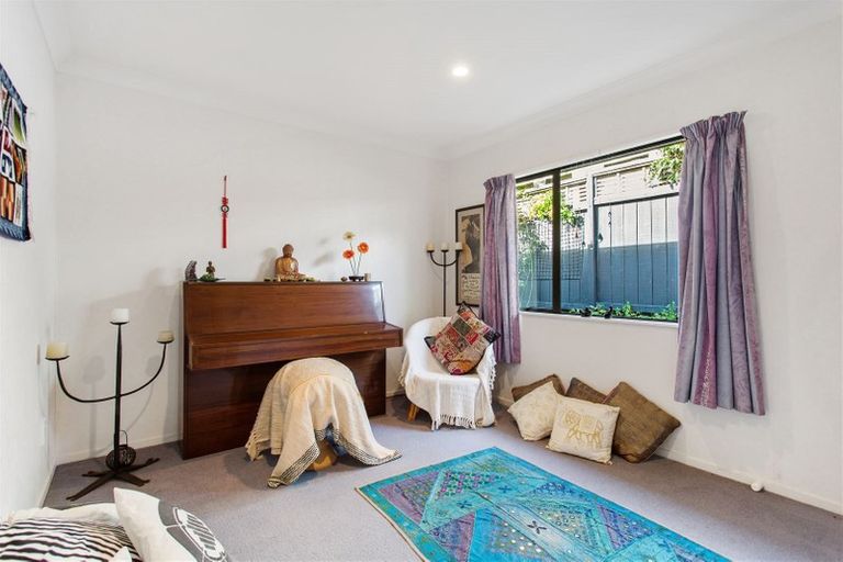 Photo of property in 89 Marina View Drive, West Harbour, Auckland, 0618
