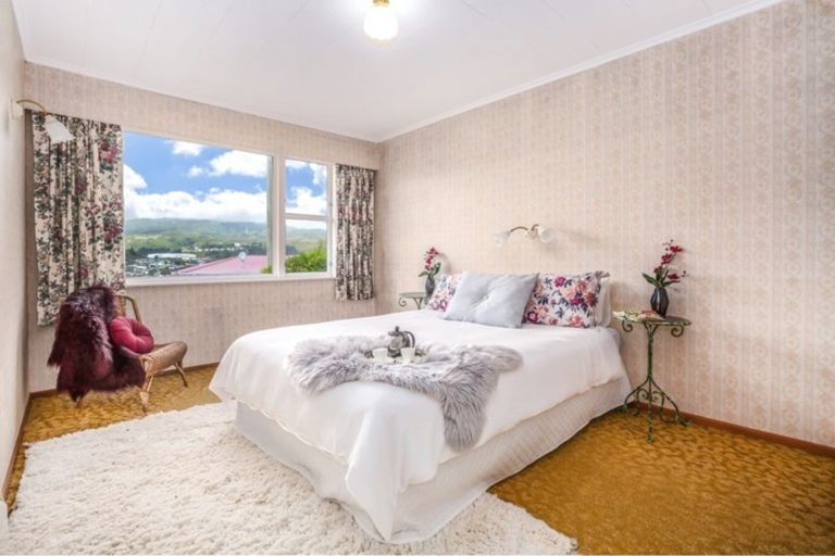 Photo of property in 39 Saint Johns Terrace, Tawa, Wellington, 5028