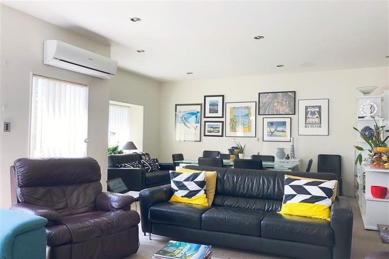 Photo of property in 76l Edmonton Road, Henderson, Auckland, 0612