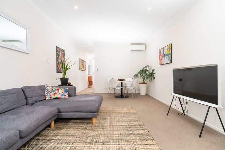 Photo of property in 2/123 The Parade, Island Bay, Wellington, 6023