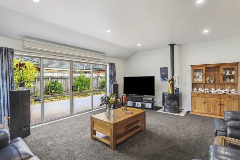 Photo of property in 35 Holcombe Drive, Paraparaumu, 5032