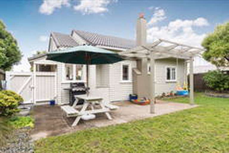 Photo of property in 9 Lynwood Road, New Lynn, Auckland, 0600