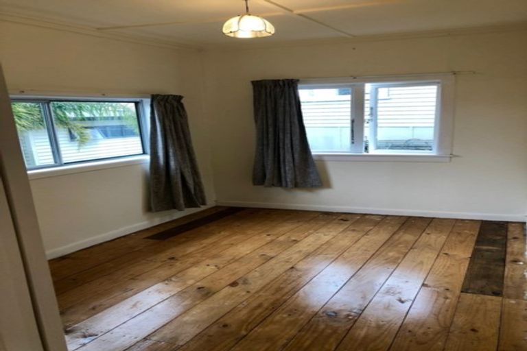 Photo of property in 1/236 East Coast Road, Forrest Hill, Auckland, 0620