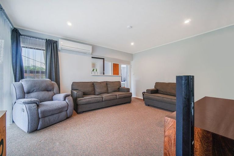 Photo of property in 6 Cobham Crescent, Kelston, Auckland, 0602