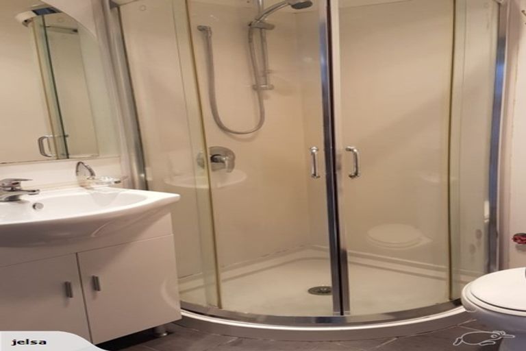 Photo of property in 2/56 Birkdale Road, Birkdale, Auckland, 0626