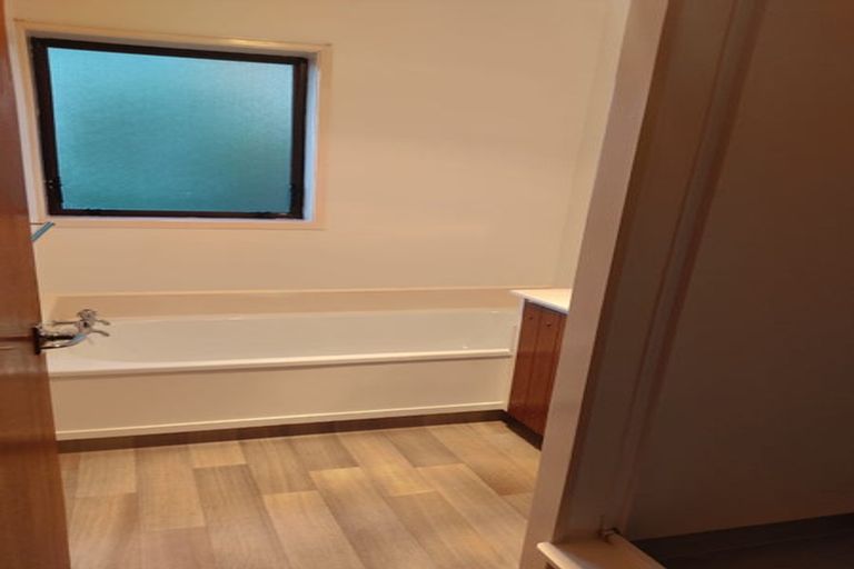 Photo of property in 2/35 Buscomb Avenue, Henderson, Auckland, 0610