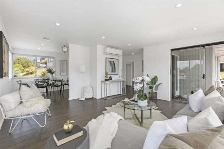 Photo of property in 52 Ravenwood Drive, Forrest Hill, Auckland, 0620