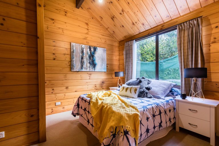 Photo of property in 52 Rauhuia Crescent, Parau, Auckland, 0604