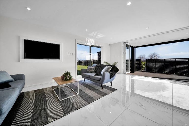 Photo of property in 4 Vardon Way, Waiwhakaiho, New Plymouth, 4312