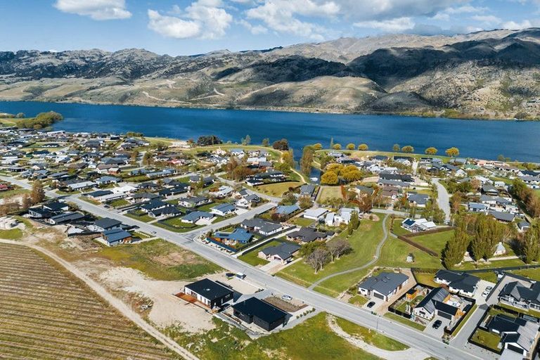 Photo of property in 65 Stratford Drive, Mount Pisa, Cromwell, 9383