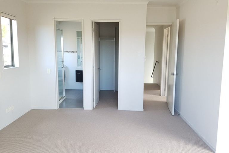 Photo of property in 2 Graham Collins Drive, Windsor Park, Auckland, 0632