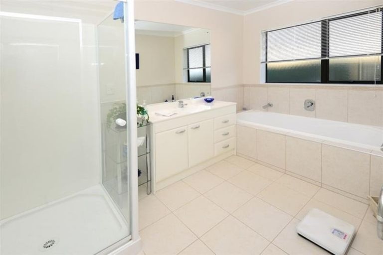 Photo of property in 6 Middlefield Drive, East Tamaki Heights, Auckland, 2016