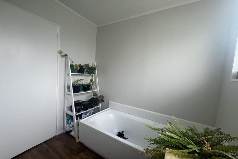 Photo of property in 12 Escort Grove, Awapuni, Palmerston North, 4412