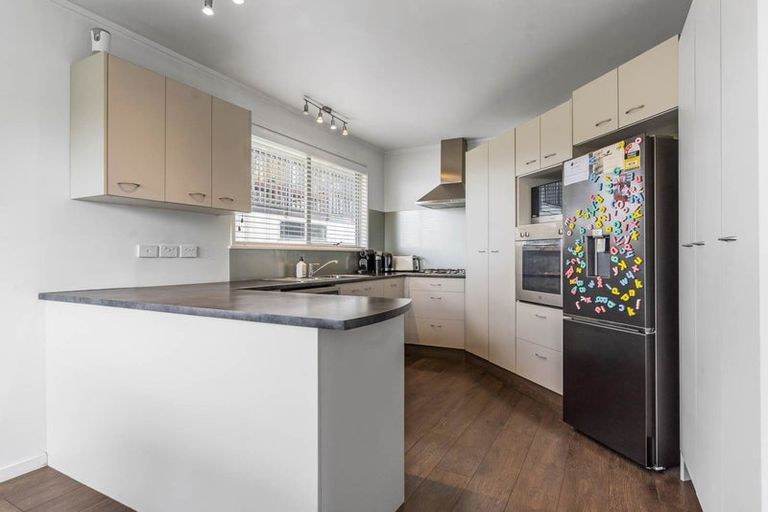 Photo of property in 52 Ravenwood Drive, Forrest Hill, Auckland, 0620