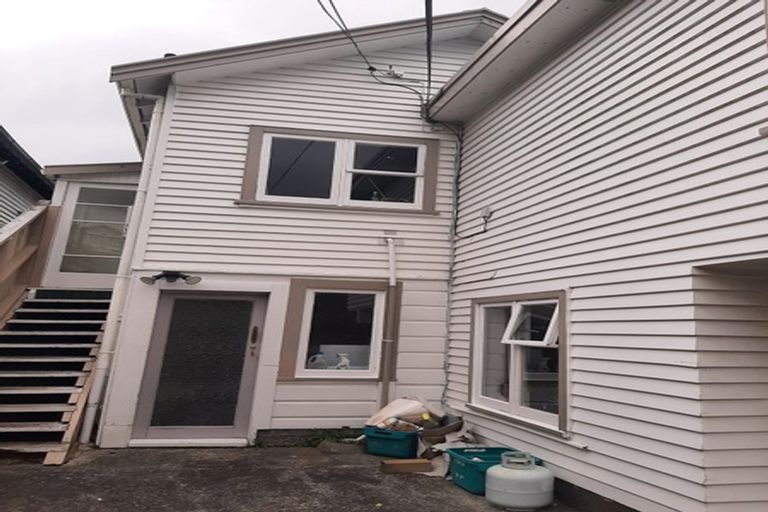 Photo of property in 100 Kelburn Parade, Kelburn, Wellington, 6012