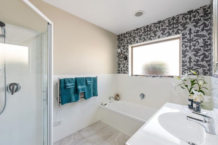 Photo of property in 8 Leanne Way, Waikanae Beach, Waikanae, 5036