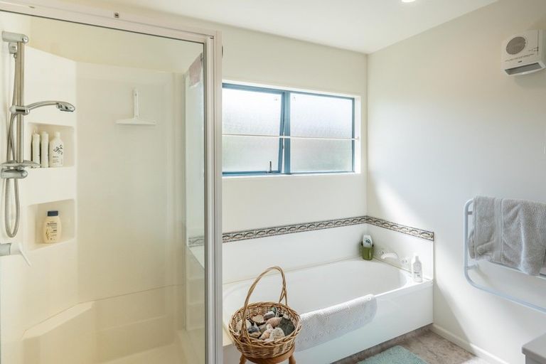 Photo of property in 8 Leigh Place, Paraparaumu Beach, Paraparaumu, 5032