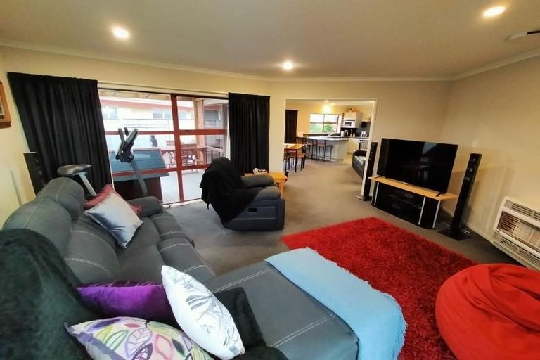 Photo of property in 52 Geneva Terrace, Kelvin Grove, Palmerston North, 4414