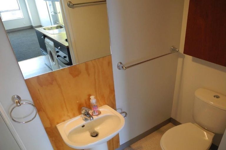 Photo of property in Urbane Apartments, 2/29 Webb Street, Mount Cook, Wellington, 6011