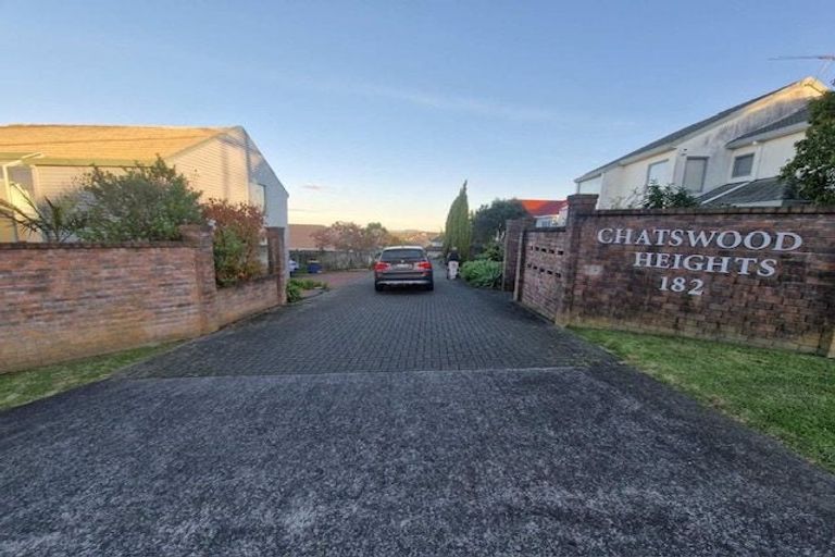 Photo of property in 2/182 Mokoia Road, Chatswood, Auckland, 0626