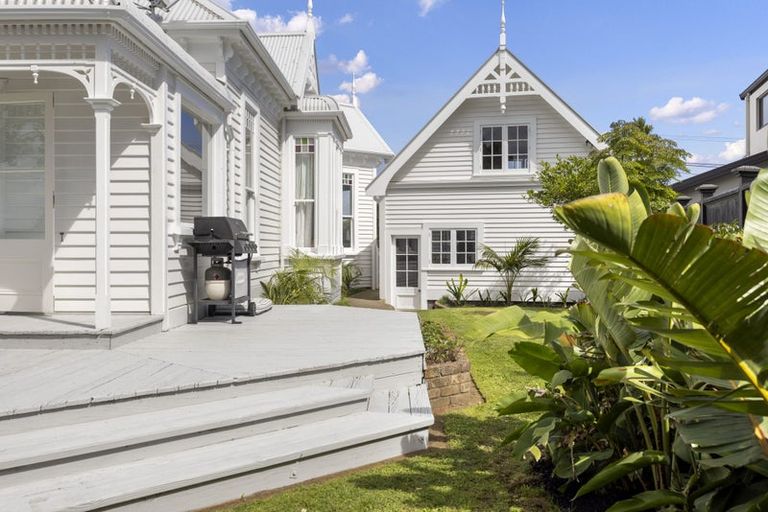 Photo of property in 329 Mangorei Road, Merrilands, New Plymouth, 4312