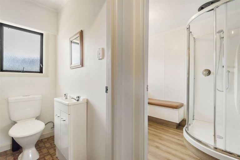 Photo of property in 115 Sunset Road, Totara Vale, Auckland, 0632