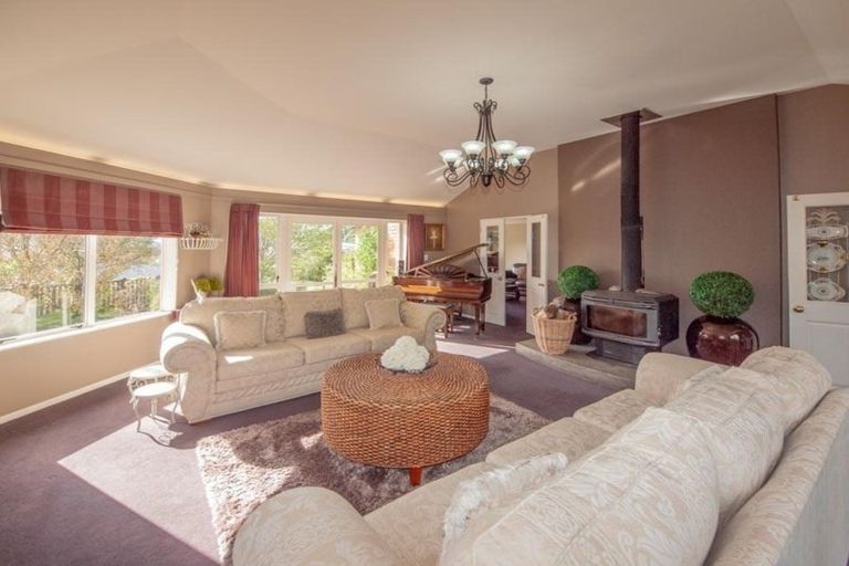 Photo of property in 6 Halewood Grove, Churton Park, Wellington, 6037