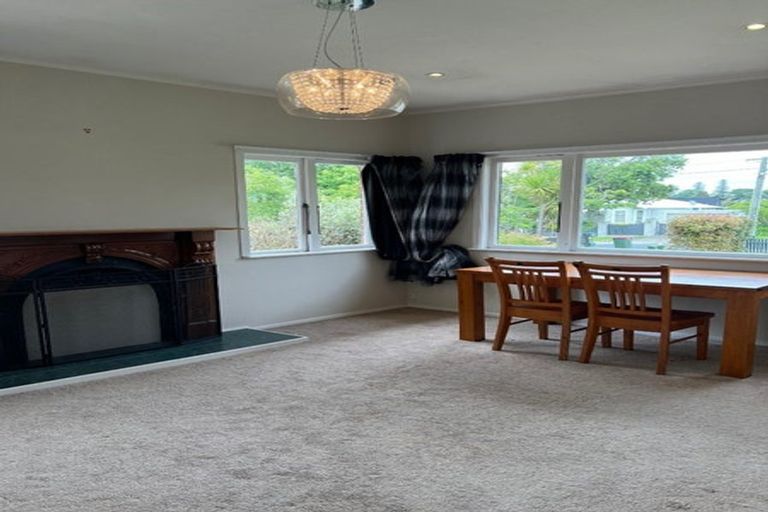 Photo of property in 68 Beach Road, Mellons Bay, Auckland, 2014