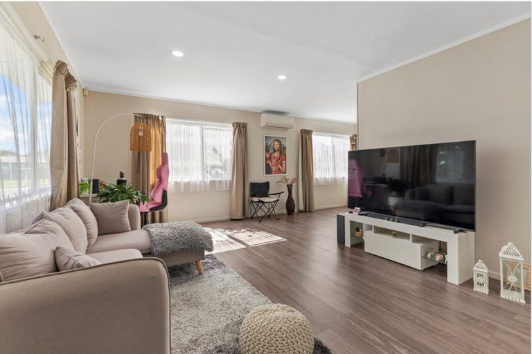 Photo of property in 303 Roscommon Road, Clendon Park, Auckland, 2103