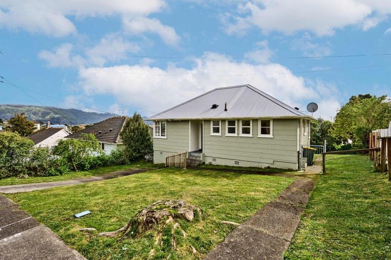 Photo of property in 14 Cumberland Grove, Cannons Creek, Porirua, 5024
