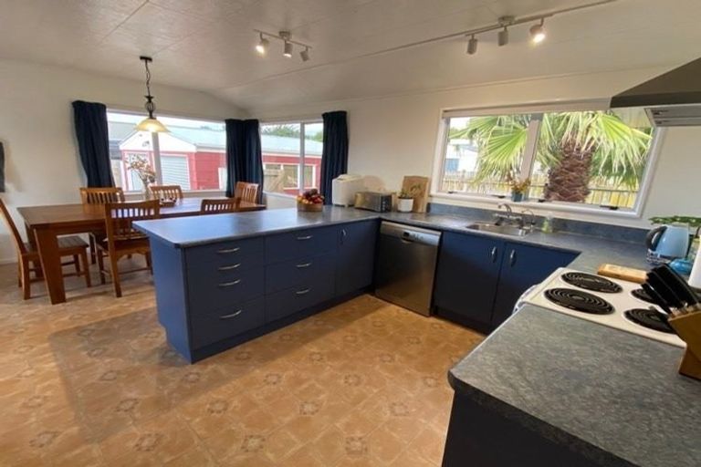 Photo of property in 96 Queens Road, Waikanae Beach, Waikanae, 5036