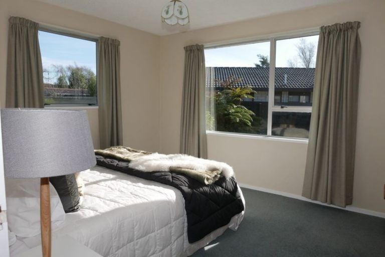Photo of property in 16 Clivedon Place, Redwood, Christchurch, 8051