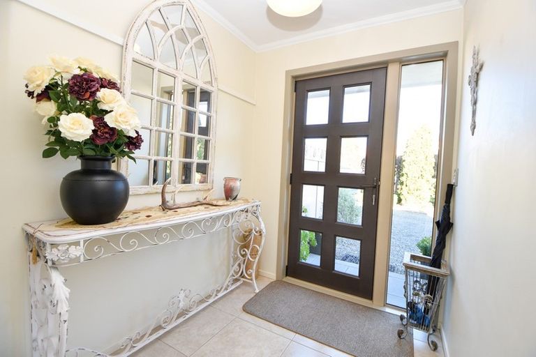 Photo of property in 8 Daffodil Grove, Carterton, 5713