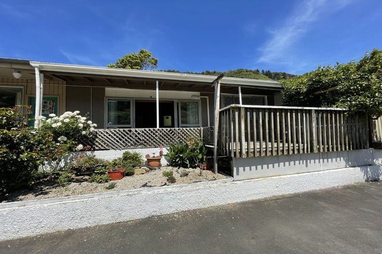 Photo of property in 2/1 Angle Street, Picton, 7220