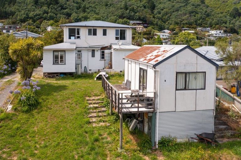 Photo of property in 147 Waikawa Road, Picton, 7220